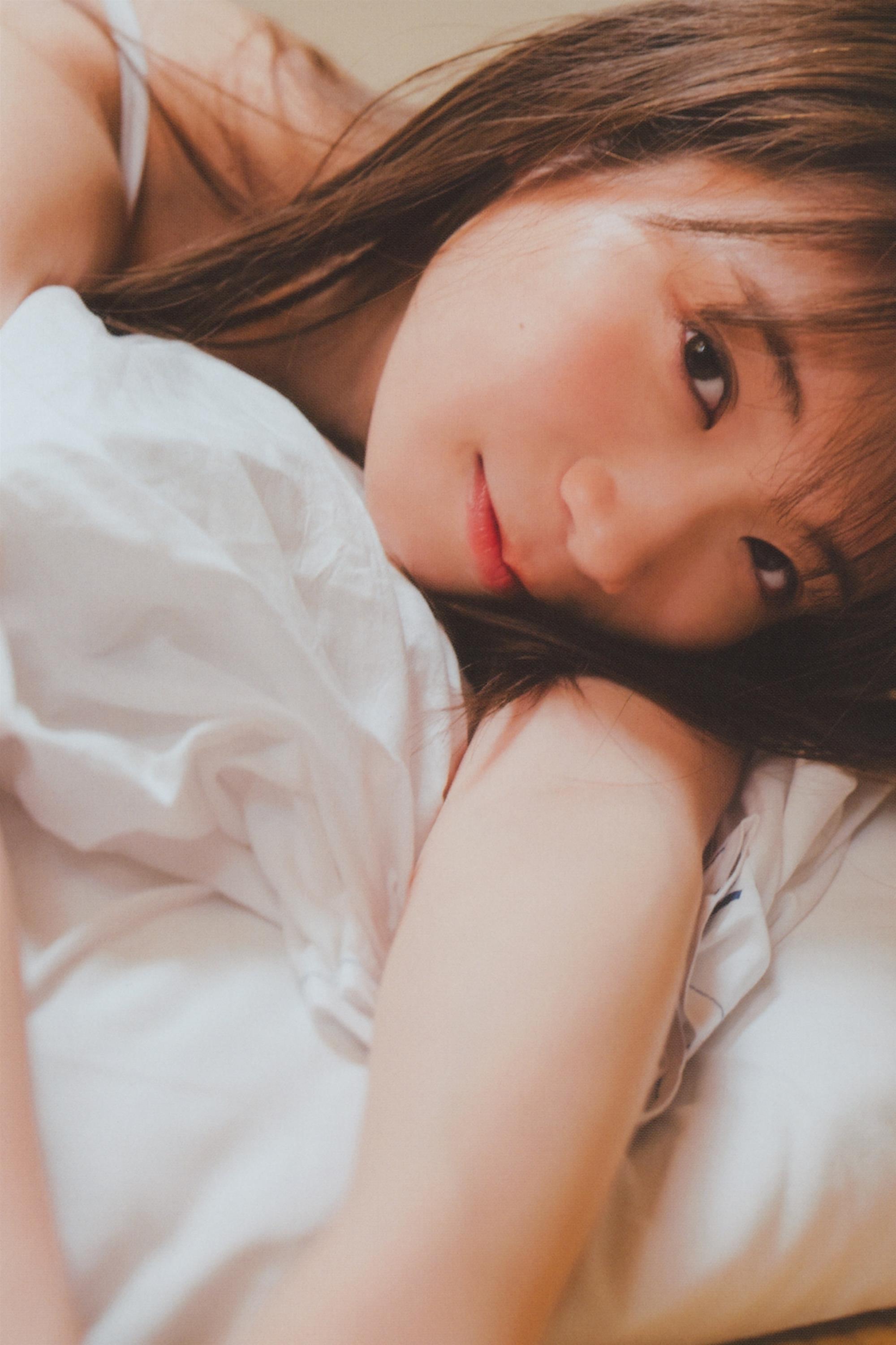 The thumbnail of photobook 秋元真夏 卒業記念写真集 振 返 乃木坂 [162P]